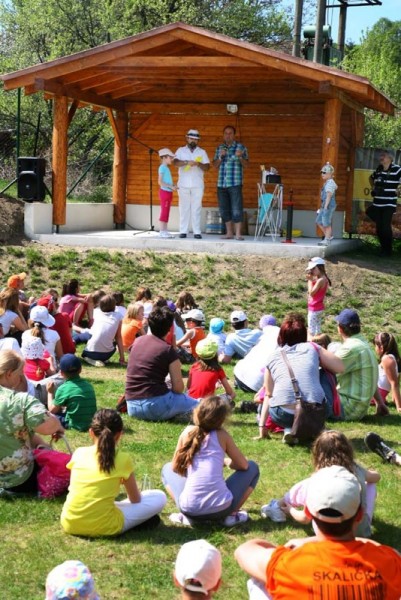 Hotel Zochová chata - Opekanie vola a Festival rekordov. 1.mája 2012. Modra Harmónia.