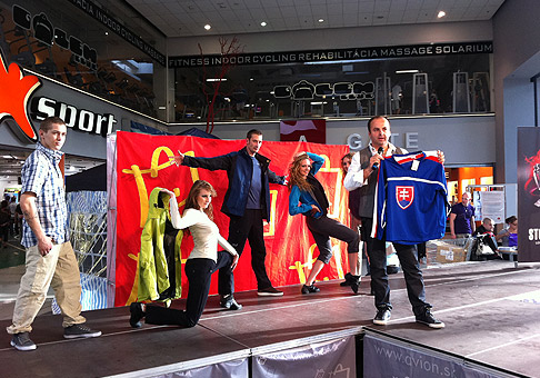Módna show a zábavné aukcie v štýle majstrovstiev sveta v ľadovom hokeji. 10.4.2011, Bratislava.