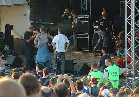 40. ročník Festivalu Červeník 2005: ten, kto mal najpehavejší chrbát, sa mohol odfotiť s Katkou Knechtovou zo skupiny Peha.