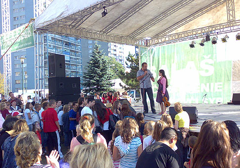 Dúbravské hody 2009. S huslistkou a speváčkou, 11. ročnou Anabelou Patkolovou. Bratislava 26.9.2009.