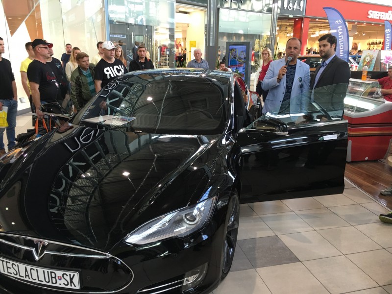 12.ročnik Miniautosalon v Avion shoping park, prezentacia elektrickeho auta Tesla. 4.oktober.2015.Bratislava.