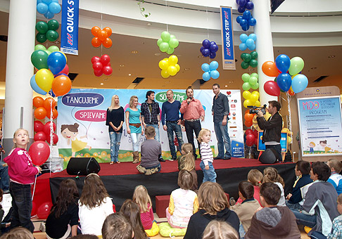 Oslava MDD v Poluse sa niesla v znamení -natri to hviezdam Let's Dance-. V programe vystúpili tanečníci tejto televíznej šou. 1.6.2010, Bratislava.