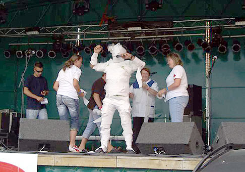 Skalica Music Fest 2007, súťaž v omotávaní moderátora toaletným papierom :-) 1.7.2007 Skalica