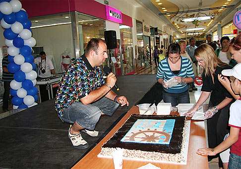 Na narodeninovej torte si v OC Danubia pochutilo viac ako 500 ľudí. 13.6.2009. Bratislava.