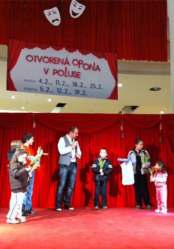 Otvorená divadelná opona v Poluse v mesiaci Február 2011.