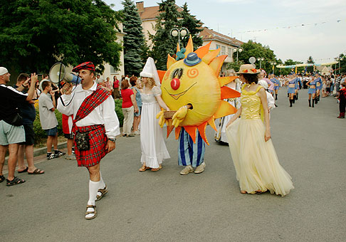 Karnevalový sprievod najväčšieho Slovenského karnevalu. 25.6.2005 Senec.
