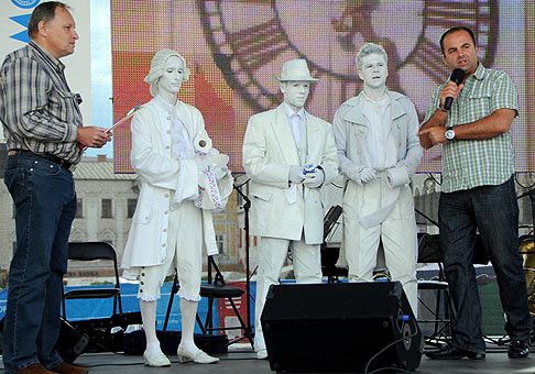 Akcia Harmony Fun v Banskej Bystrici na námestí SNP s SHP Harmanec, vytvárali sme slovenské rekordy. Igor Svitok zakladateľ Knihy slovenských rekordov vľavo. 12.6.2009.