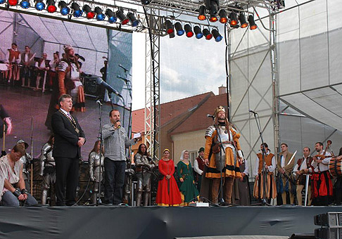 Kráľ Ľudovít I. Veľký odovzdáva listinu výsad královského mesta primátorovi Skalice, Stanislavovi Chovancovi. 19.9.2010, Skalica.