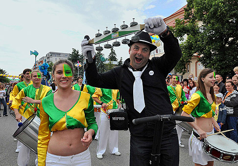 Karnevalový sprievod počas veľkého letného karnevalu v Senci, mal skoro 1 kilometer. 25.6.2010, Senec.