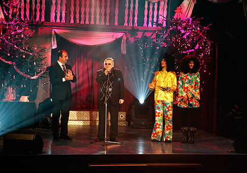 Stano Dančiak, ako čestný hosť na Vianočnom koncerte Úsmev ako Dar, odovzdal jedno z ocenení. V klaunských kostýmoch skvelí Adela a Sajfa. 3.12.2010, Bratislava.